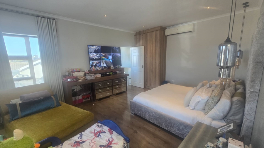 5 Bedroom Property for Sale in Sunningdale Western Cape